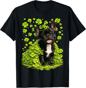 Bouledogue français avec trèfles pour la Saint-Patrick