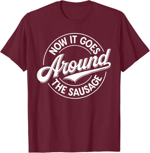 Lustiger Denglisch Spruch Now It Goes Around The Sausage T-Shirt - T-Shirt | Maroon