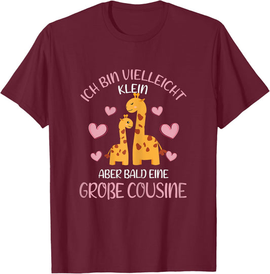 with German Text "Ich bin vielleicht klein aber bald Große Cousin Giraffe German, black T-Shirt - T-Shirt | Maroon