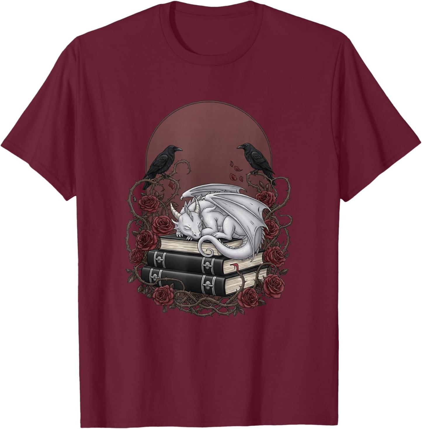 Schlafender weißer Drache auf Büchern mit Raben und Rosen T-Shirt - T-Shirt | Maroon
