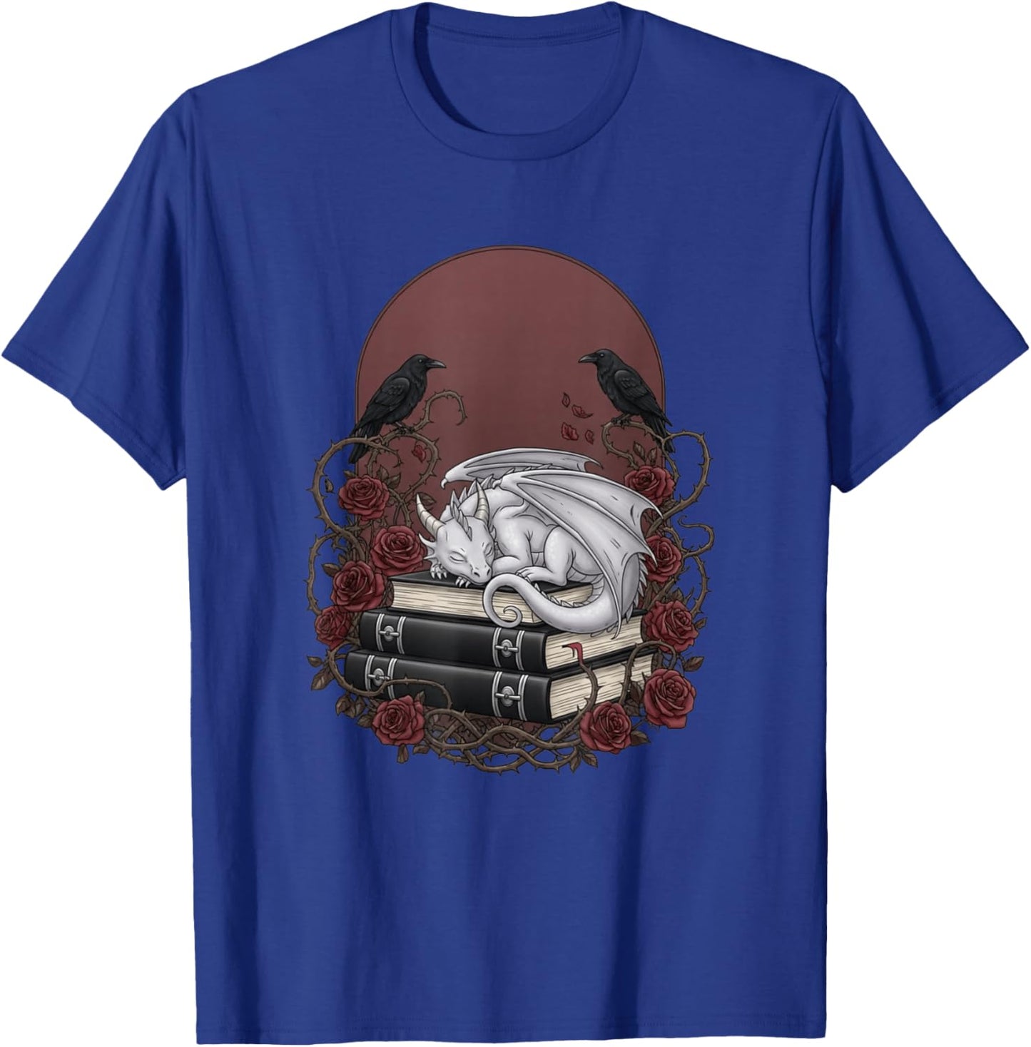 Schlafender weißer Drache auf Büchern mit Raben und Rosen T-Shirt - T-Shirt | Royal