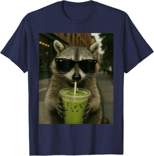 KI-generierter lustiger Gen-Z-Meme Matcha Latte-Waschbär im Retro-Look T-Shirt - T-Shirt | Navy
