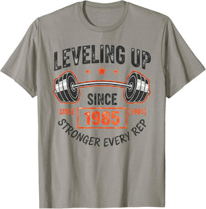 40th Birthday Gym Workout Shirt - Leveling Up Since 1985 T-Shirt - T-Shirt | Sand