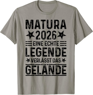 Matura 2026 Abschluss Eine Legende verlässt das Gelände T-Shirt - T-Shirt | Sand