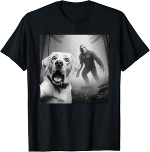 Funny Labrador retriever Selfie with bigfoot sasquatch T-Shirt - T-Shirt | Black